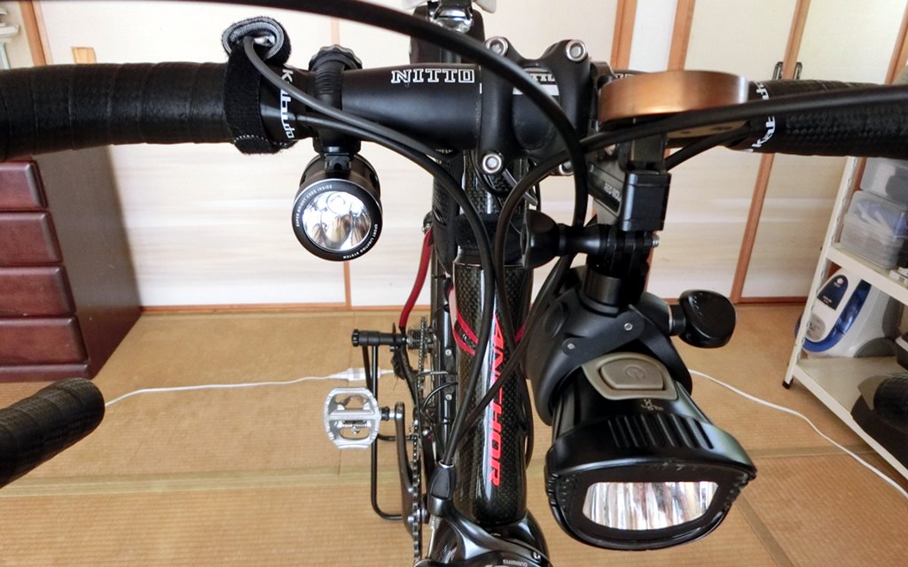 配光の異なる二つの自転車ライトを切り替えてハイ ロービームを実現 スピード狂の自作マニア