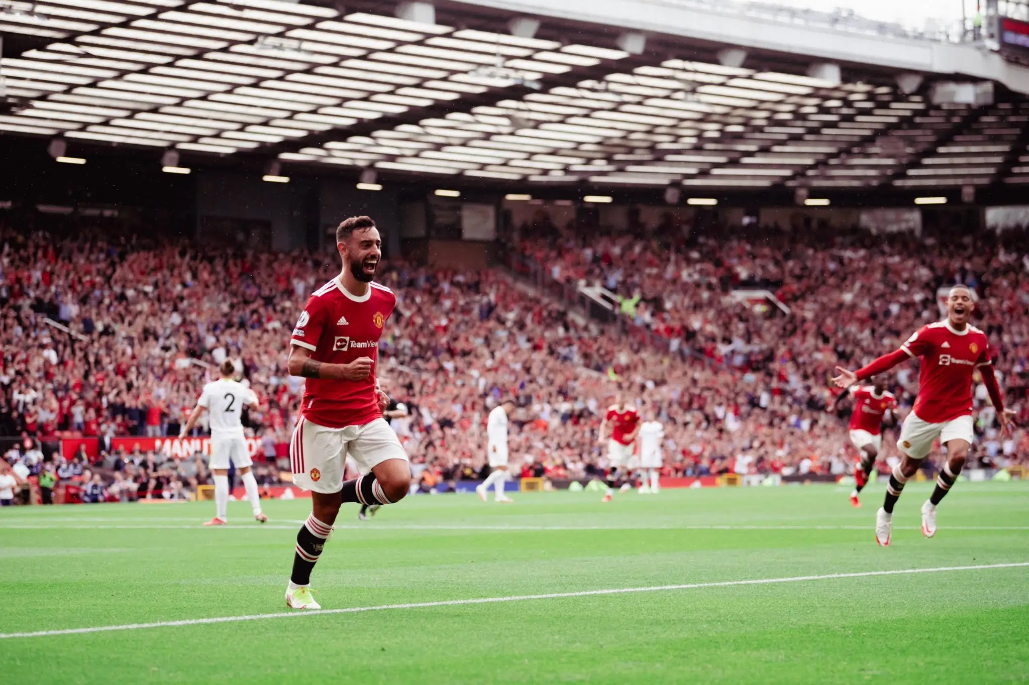 United beat Leeds 5-1, Brunei scored a hat-trick