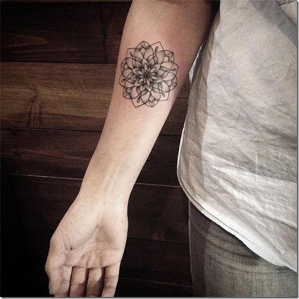 mandala-en-blanco-y-negro-en-el-brazo