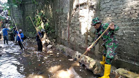 Pembersihan Sungai Cikapayang, Satgas Sub 02 Sektor 22 Lengkapi Komsos