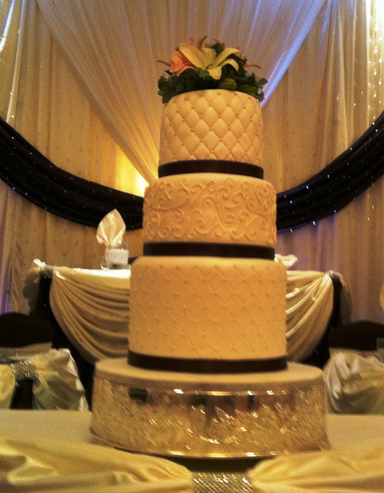 Elegant Wedding Cake/Brampton