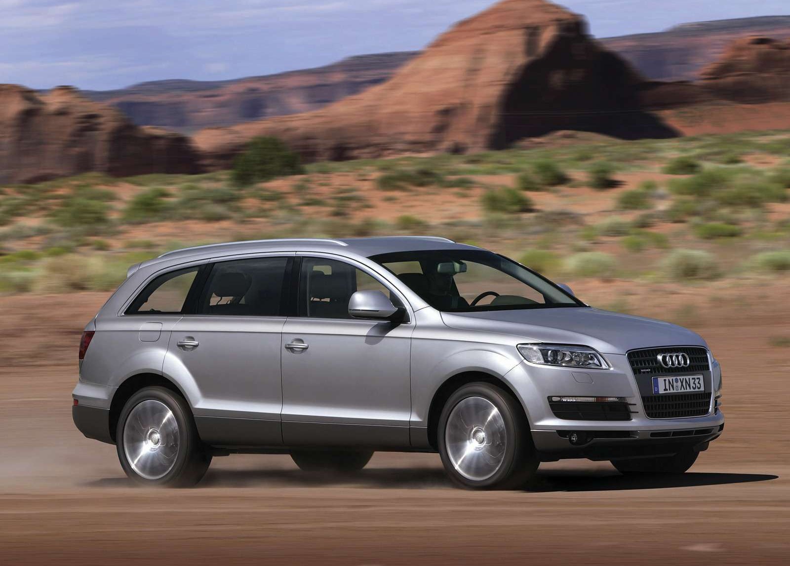 Red Wallpaper: Audi Q7 Wallpapers