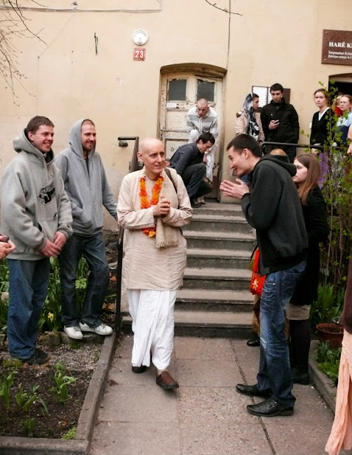 Sankarshan Das Departing from a Bhagavad-gita Class, Vilnius