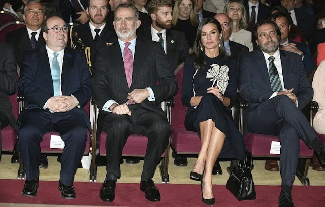 Queen Letizia wore a navy blue floral pattern knit dress by Galcon Studio. Carolina Herrera pumps and Carolina Herrera leather bag