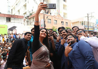 Keerthy Suresh in Saree with Cute Smile at Happi Mobile Store Launch in Guntur 2