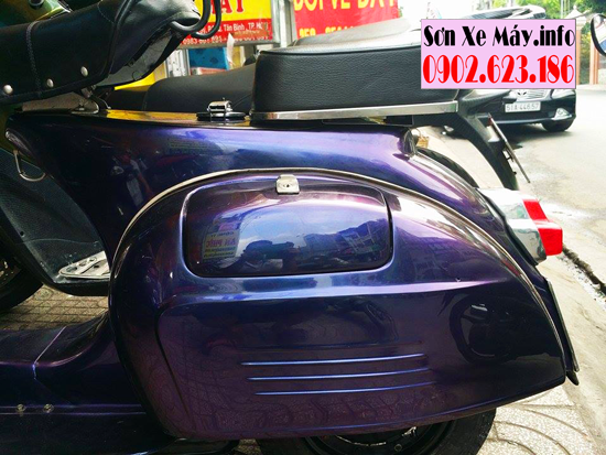 Sơn xe Vespa cổ màu tím đổi màu góc nhìn