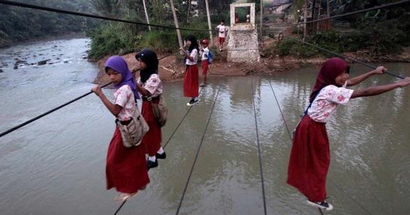 Sekolah bertaruh nyawa 10 Jembatan berbahaya di Indonesia 