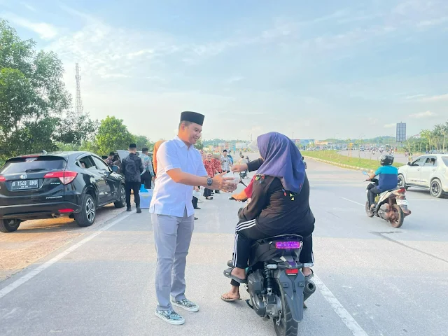 Berkah Ramadhan, Rutan Batam Bersama Dharma Wanita Persatuan Bagikan Takjil Gratis ke Pengguna Jalan