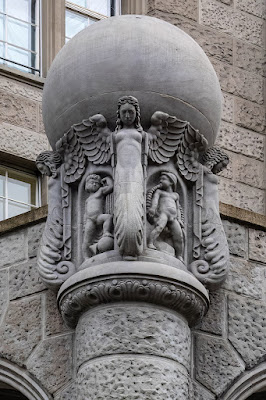 Skulptur an der Hauptpost der Stadt St. Gallen