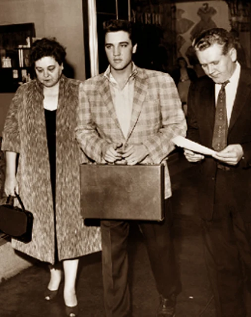 Elvis Presley Wajib Militer diantar orang tuanya gladys presley