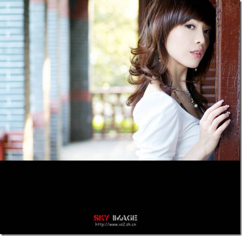 Beautiful woman's portrait in ancient dwelling_-2147483643