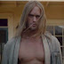 Alexander Skarsgard vuelve a salir ligerito de ropa, esta vez para un videoclip