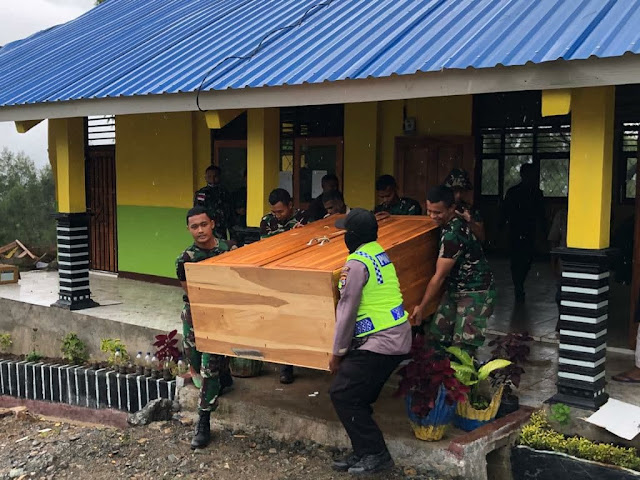 Satgas Pamtas RI-RDTL Sektor Barat Bantu Evakuasi Reruntuhan Gedung SMP di NTT