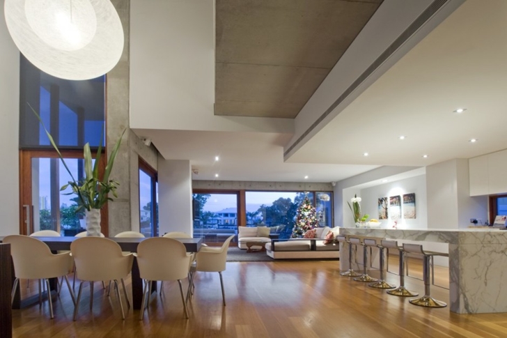Dining and living room of Modern house at Amalfi Drive by BGD Architects