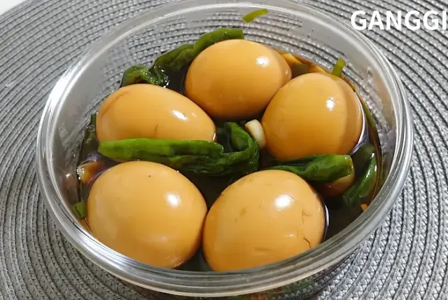 투명한-반찬-통에-계란장조림을-담은-사진