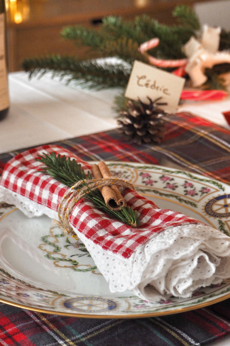 DIY rond de serviette pour Noël avec ficelle, cannelle et branche de sapin