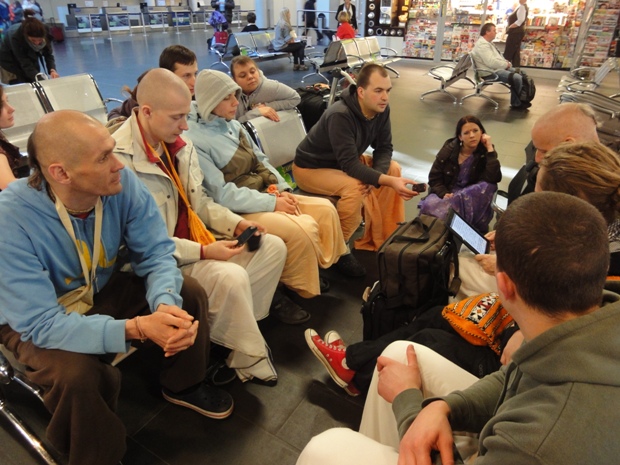 Sankarshan Das Final Bhagavatam Class in the Airport, Vilnius