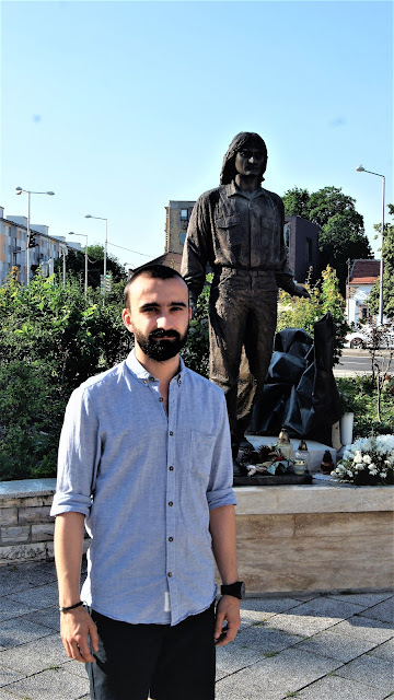 Habodász István színész a Komáromi Jókai Színház előtt álló Kaszás Attila-szobor előtt. A Komáromból indult színész életéről és munkásságáról írta a napokban megvédésre kerülő diplomamunkáját