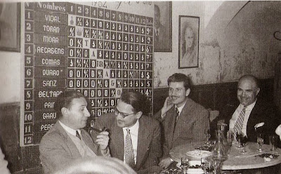 Celebrando una castañada en el Café Metropol en 1956