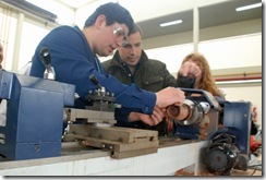 El intendente junto a alumnos de la Escuela Técnica Nº 2 de Mar de Ajó