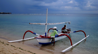 PERAHU BERCADIK