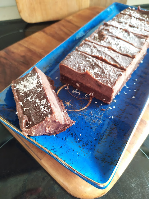 Gâteau vegan façon brownie au chocolat (sans cuisson & sans sucre)