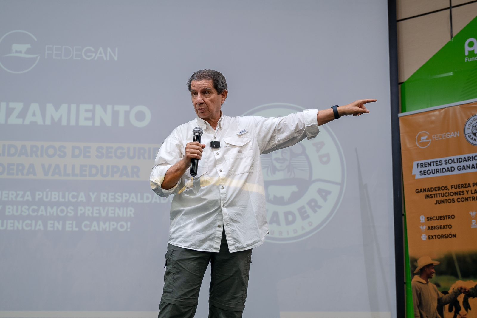 https://www.notasrosas.com/Presidente de Fedegan asegura que "más de 400 municipios en el área rural de Colombia, están bajo el control territorial de los bandidos"