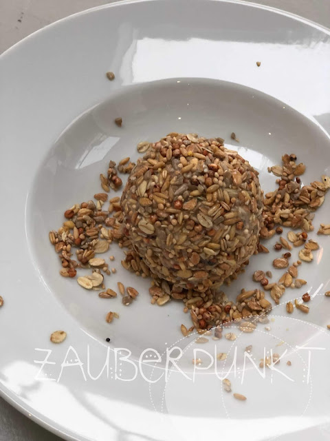 Vogelfutterknödel selbstgemacht, Gemüsenetze, Upcycling, Recycling, Futterstation, Kokosfett,