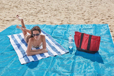 This Large Beach Mat Can Absorbs Sand, Dirt and Dust