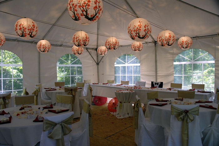 The reception took place in a tent softly lit by Chinese lanterns
