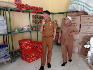 Pejabat Bupati Muarojambi Bersama Kadis Sosial Meninjau Langsung Gudang Makanan Korban Banjir 