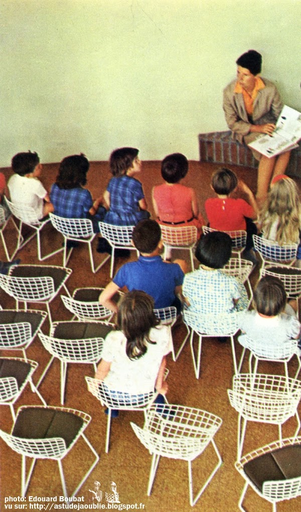 Clamart - Cité de la plaine - La Petite Bibliothèque Ronde, bibliothèque des enfants, anciennement La Joie par les livres.  Architecte: Atelier de Montrouge (Gérard Thurnauer, Jean Renaudie, Jean-Louis Véret et Pierre Riboulet)  Mobilier: Alvar Aalto, Arne Jacobsen, Harry Bertoia  Construction:  1965