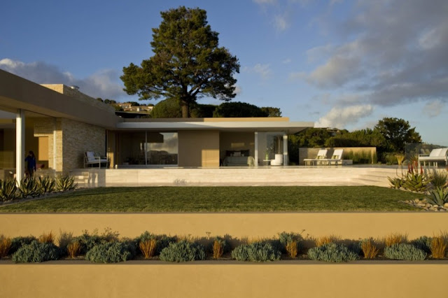 Photo of the house and the terrace