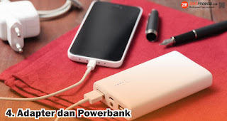 Adapter dan Powerbank merupakan salah satu barang yang wajib kamu bawa saat liburan natal