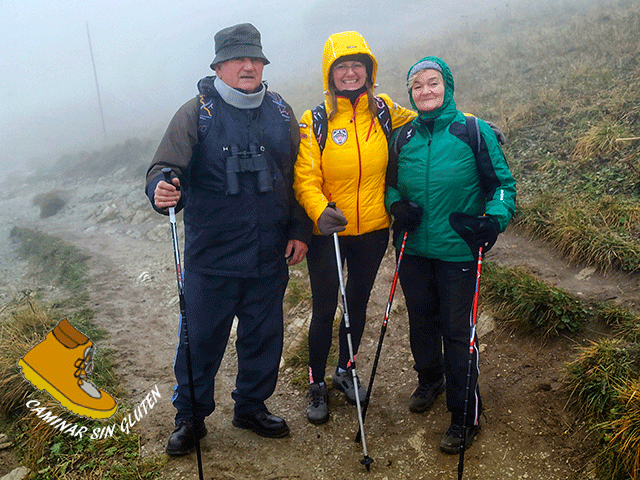 Zuzana y sus padres ascenciendo al pico Preparadas para caminar hasta la cima Carteles indicativos camino a  Celiacos en la cima del Veľký Kriváň