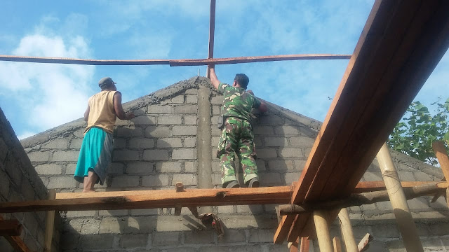 Babinsa Koramil Ceper Bantu Bangun Rumah Warga