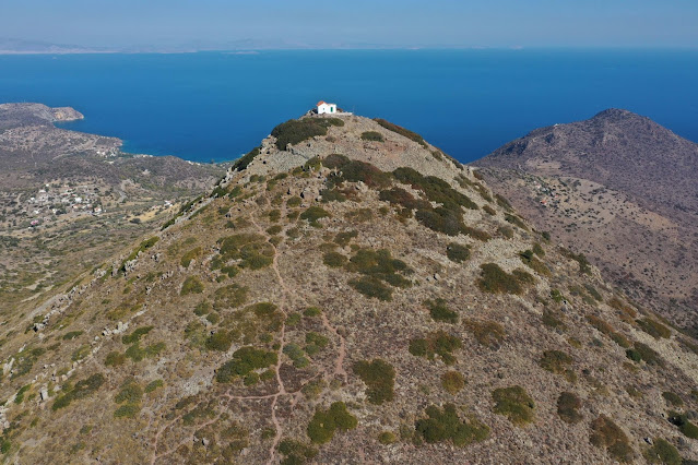 Το Ελλάνιον Όρος με το ξωκκλήσι της Ανάληψης στην κορυφή από Δυτικά