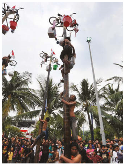 Gambar Permainan panjat pinang