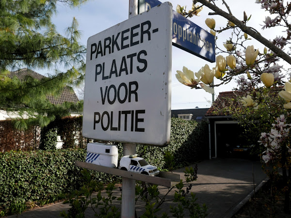 Miniatuur van politieauto met aanhanger onder bord 'Parkeerplaats voor politie' op ware grootte, Lunteren