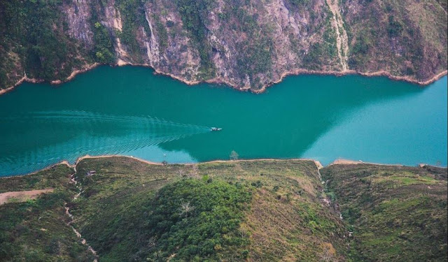 Sở hữu thiên nhiên thơ mộng bên con đèo Mã Pì Lèng hùng vĩ, dòng sông Nho Quế huyền thoại đã làm say đắm, níu chân biết bao bước chân du khách mỗi lần ghé đến. 