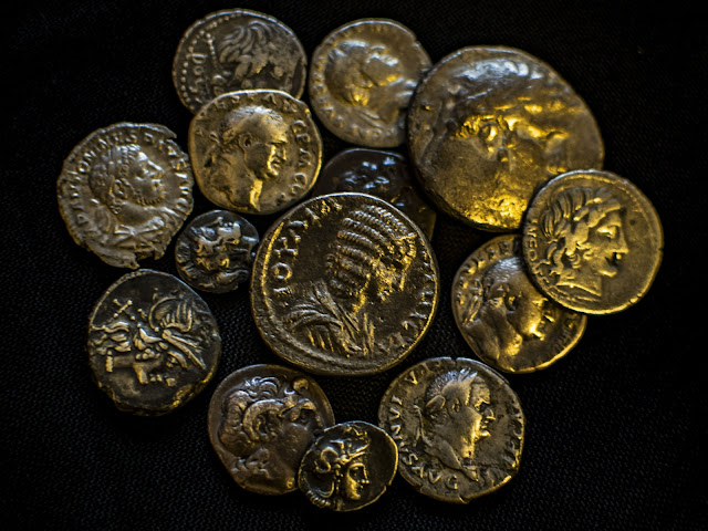 Μερικά από τα αρχαία νομίσματα που κατασχέθηκαν στις 15 Μαΐου 2022 στο Modi'in. [Credit: Yoli Schwartz/Ισραηλινή Αρχή Αρχαιοτήτων]