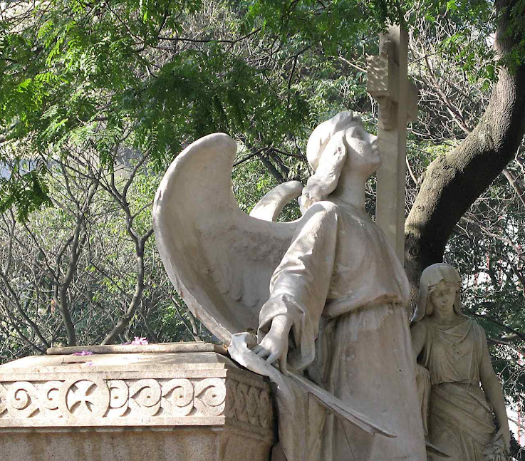 Anjo resguarda túmulo familiar no aguardo da Ressurreição