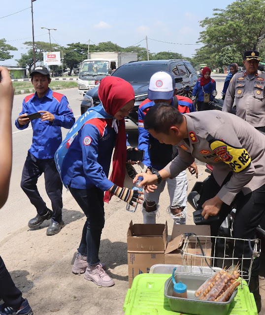 Kapolres Karawang Pimpin PAM Konvoi Aliansi Buruh Ke Bandung Jabar