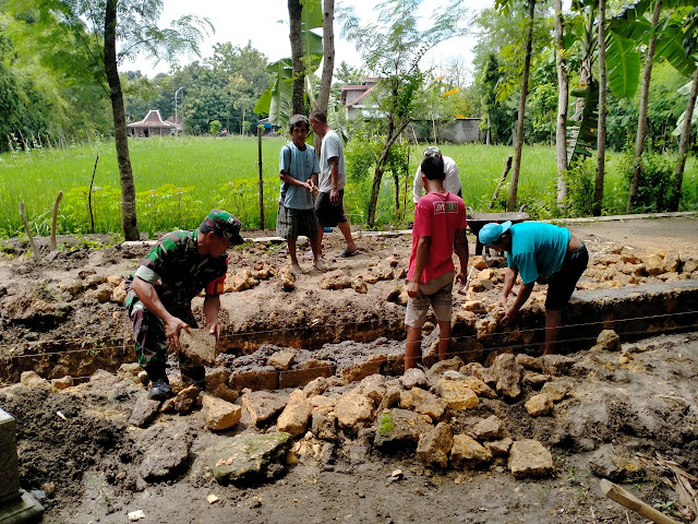 Kodim Sragen - Babinsa Jambangan Bersama Warga Karya Bakti Pembuatan Talud