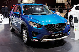 Une Mazda CX-5 de couleur bleue