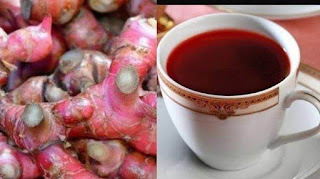 Segelas minuman jahe merah yang siap di sajikan