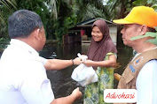 Sekda Muaro Jambi Budhi Hartono Serahkan  Bantuan Kepada Korban Banjir di Dua Kecamatan.
