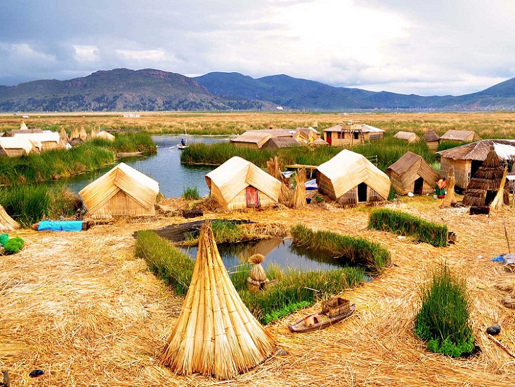 Mengenal Uros, Desa Terapung di Sungai Peru 