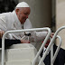 Papa Francisco es dado de alta y bromea sobre su estado de salud: “Sigo vivo”