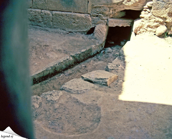 ミノア文明・クノッソス宮殿遺跡・王の居室・採光吹抜け部屋・排水路 Drain System, Double-ax Complex, Knossos Palace／©legend ej／©legend ej